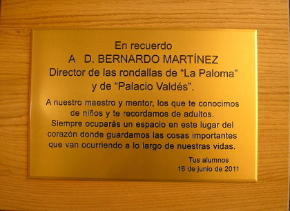 imagen placa homenaje al Maestro Bernardo Martínez